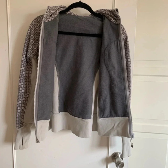 - Lululemon scuba jacket cream  and taupe color. Size 4 - Picture 4 of 9